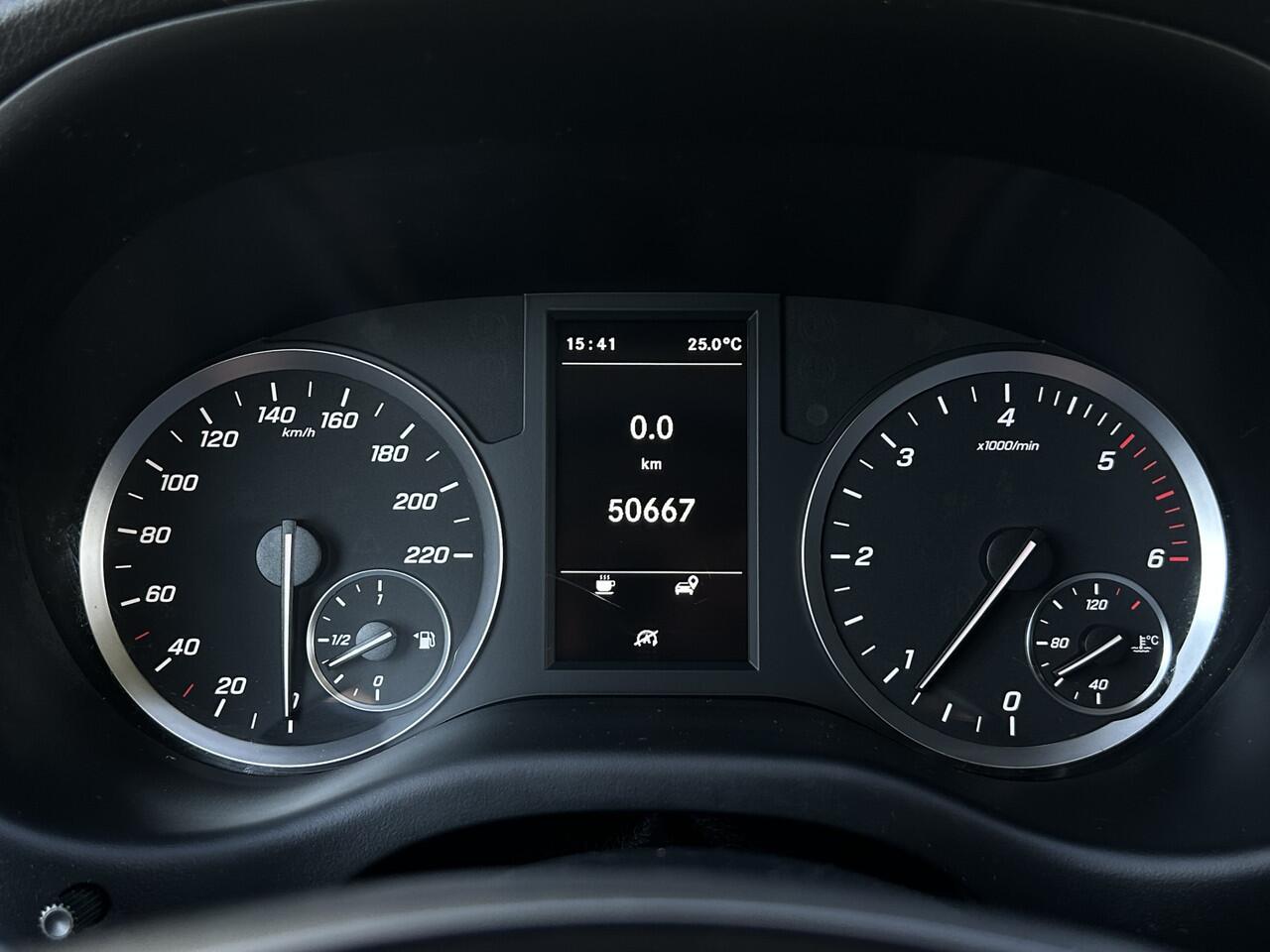 Mercedes-Benz VITO 110 CDI 102 PK RWD / L2H1 / 1e EIGENAAR / TREKHAAK / 50.667 KM !! / AIRCO / CRUISE / BLUETOOTH