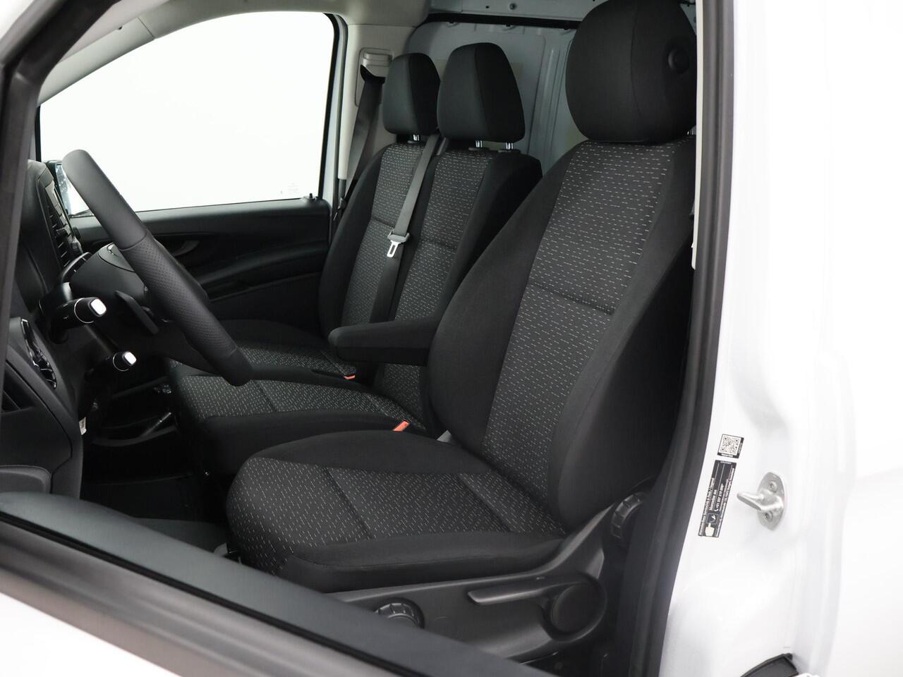 Mercedes-Benz VITO eVito Bestelwagen 66 kWh L2 | Navigatie | Achteruitrijcamera | Stoelverwarming | Cruise Control | Bijrijdersbank | Achterdeuren |