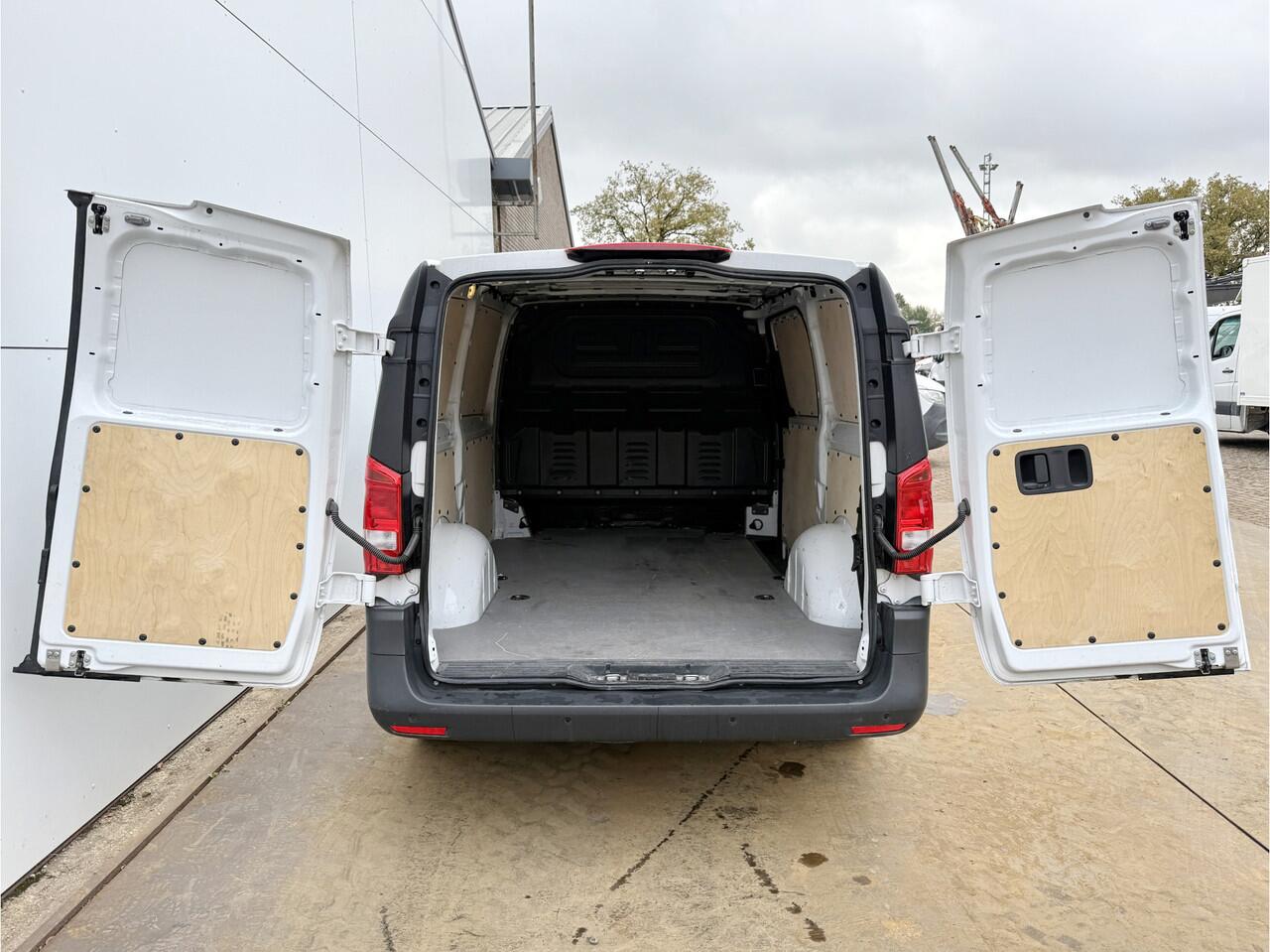 Mercedes-Benz VITO 116 1.9 CDI Automaat L2H1 LED Airco Carplay Climate Control Parkeersensoren voor achter