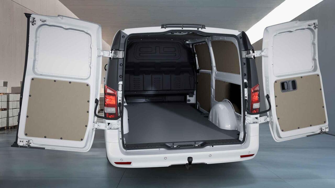 Mercedes-Benz VITO 116 CDI L3 Select | Lederen Stuurwiel | Navigatie | Spiegelpakket | Alarm Klasse 3 | Verwarmde Comfortstoel Bestuurder en Bijrijdersbank | Airco | Dodehoekassistent | Parkeerpakket | Cruisecontrol | Trekhaak 2500kg | Achterdeuren 270 Graden | Certified |