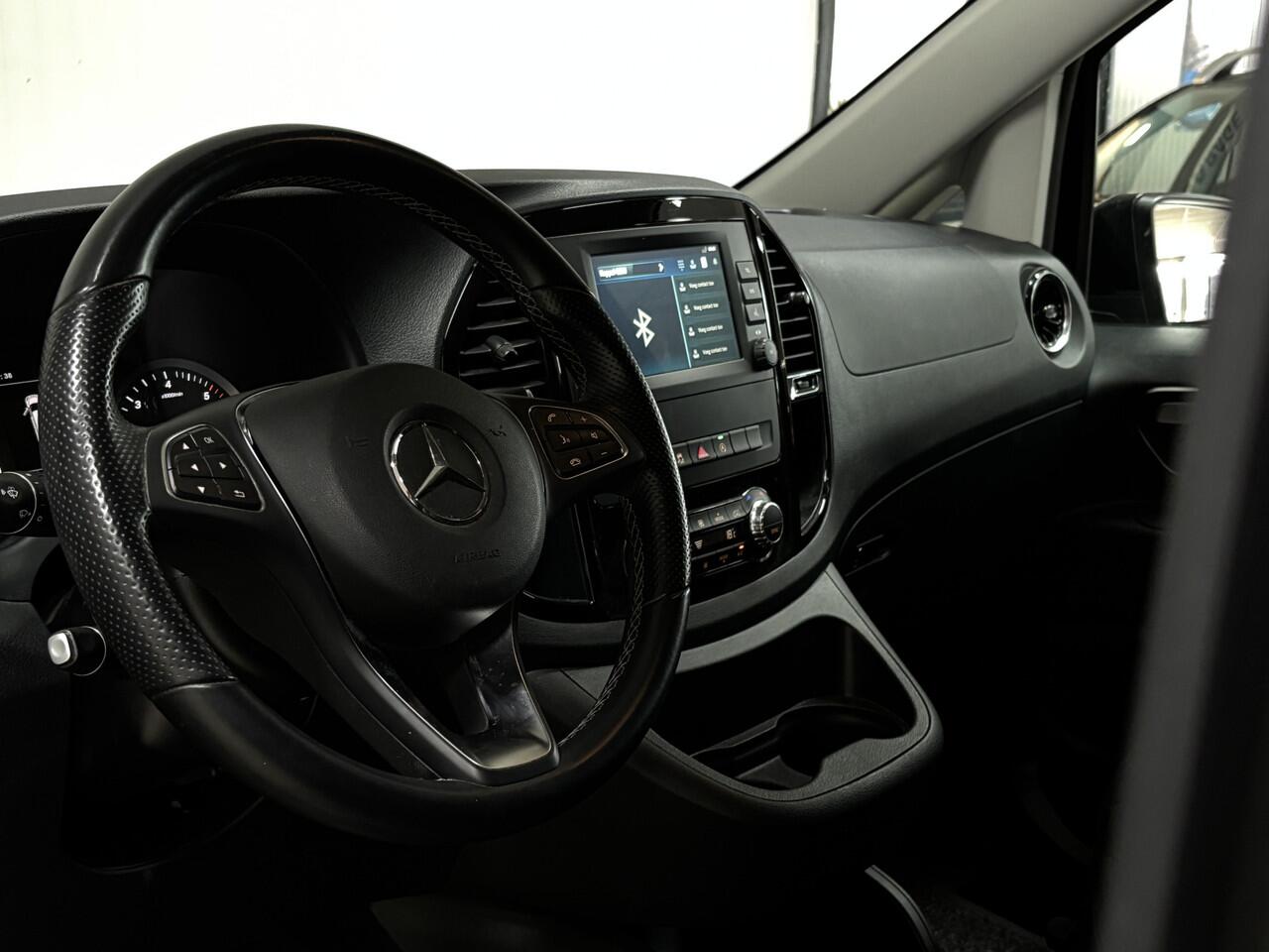 Mercedes-Benz VITO 114 CDI Lang DC (Snoeks Comfort)/ Lease Edition / AMG-Line/ Trekhaak/ Dubbele Schuifdeur/ Automaat/ Leder/ LED Koplampen/ Apple + Android/ DAB+/ Camera/ 19'' LMV/ Stoelverw./ Navi/ Clima/ Cruise/ PDC V+A/ Extra getint glas. Fiscale waarde ¤ 56105,-