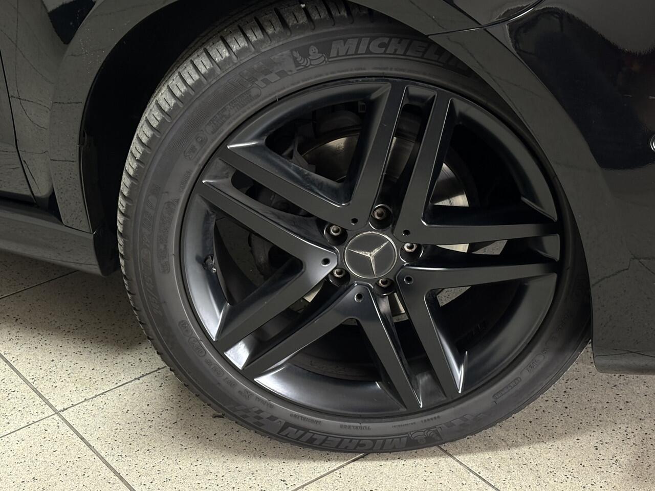 Mercedes-Benz VITO 114 CDI Lang DC (Snoeks Comfort)/ Lease Edition / AMG-Line/ Trekhaak/ Dubbele Schuifdeur/ Automaat/ Leder/ LED Koplampen/ Apple + Android/ DAB+/ Camera/ 19'' LMV/ Stoelverw./ Navi/ Clima/ Cruise/ PDC V+A/ Extra getint glas. Fiscale waarde ¤ 56105,-