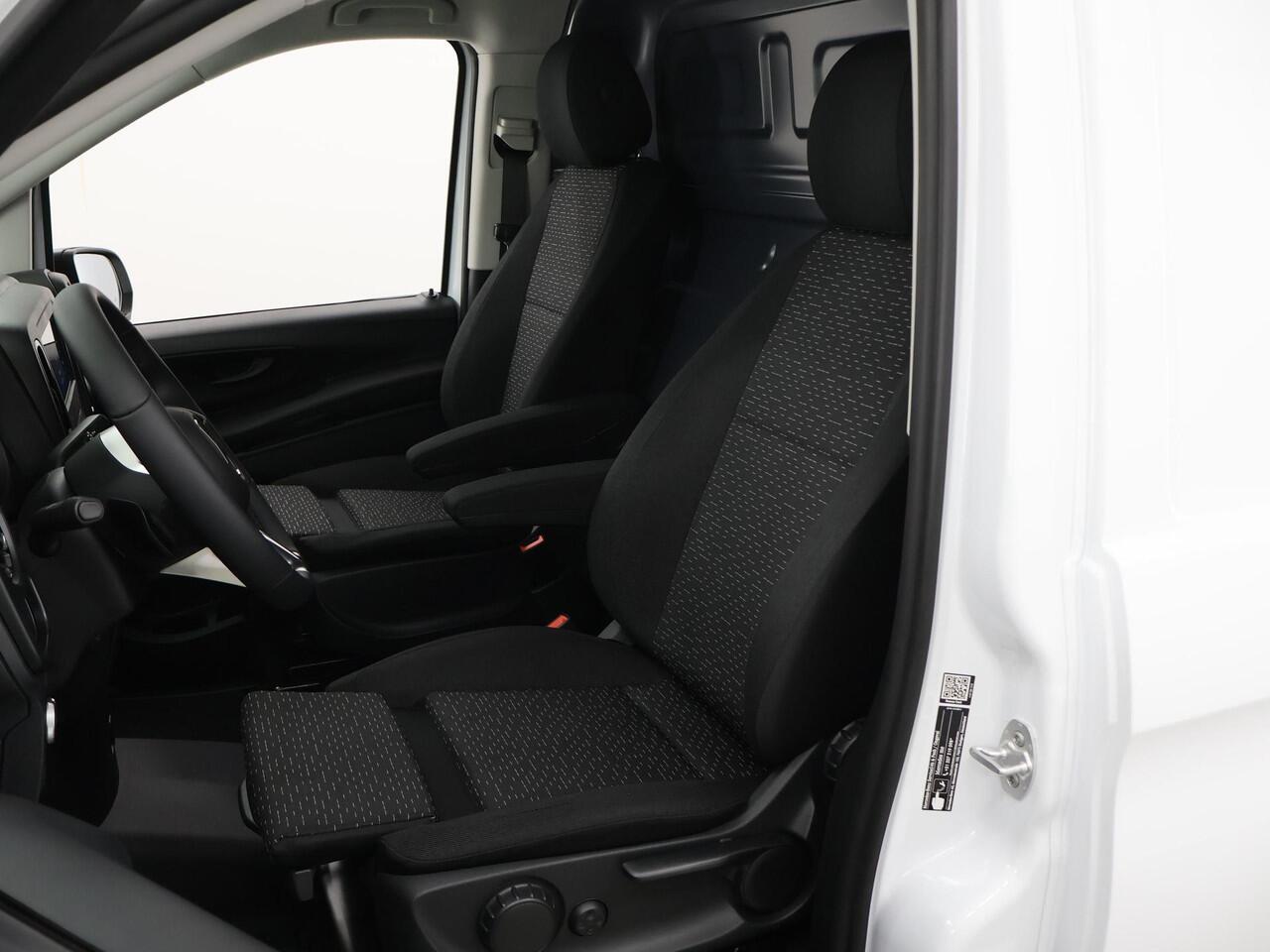 Mercedes-Benz VITO Bestelwagen 114 CDI L2 Pro | Achteruitrijcamera | Trekhaak 2500 kg | Climate Control | Lederen Stuurwiel | Dodehoekassistent |