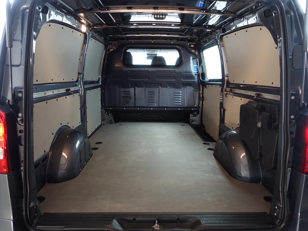 Mercedes-Benz VITO 116 CDI XL AMG Night Edition- 3 Pers, Leder, Stoelverwarming, Park Assist, Cruise, Clima, Sidebars