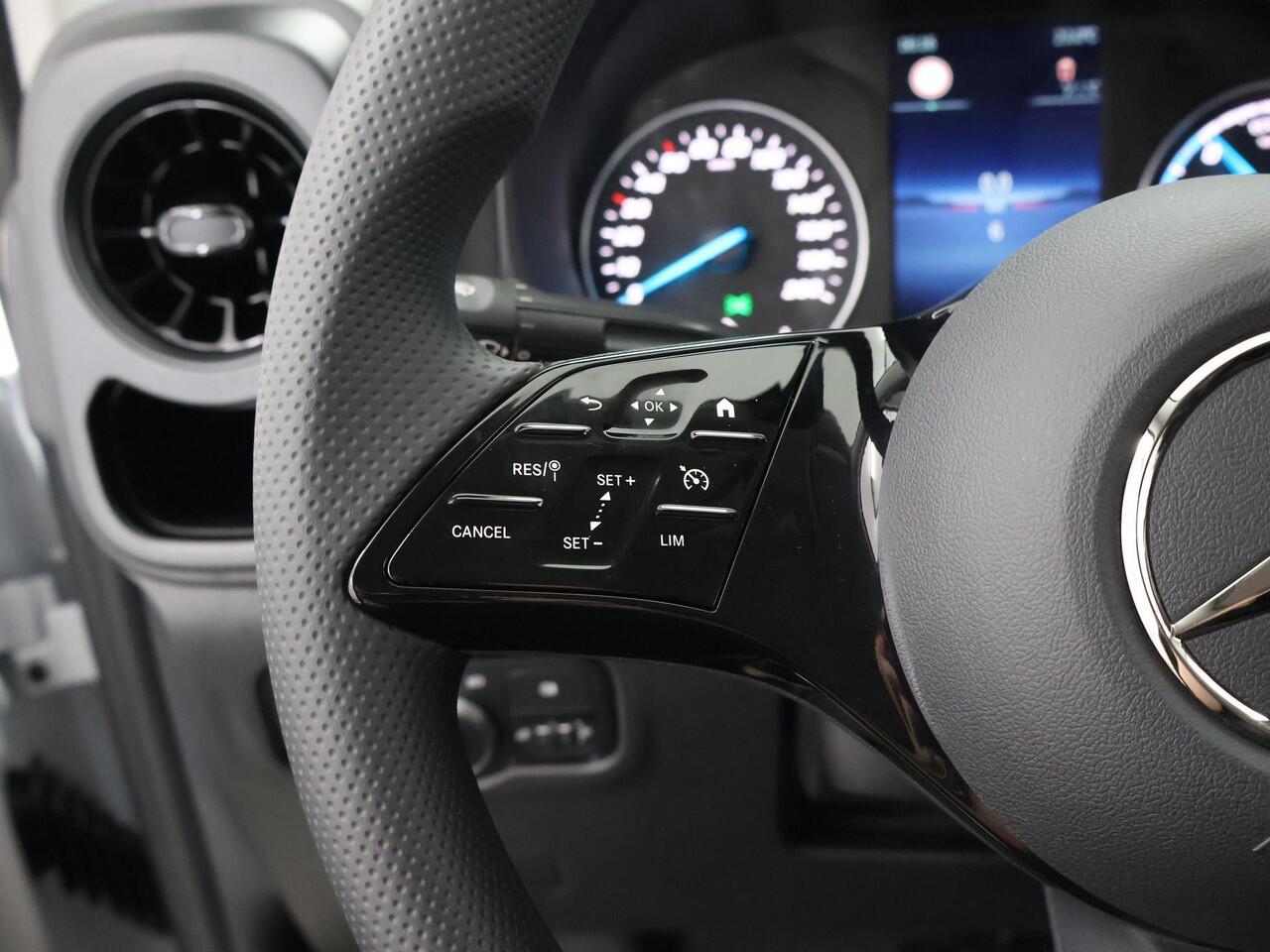 Mercedes-Benz VITO eVito 112 Bestelwagen L2 66 kWh | Stoelverwarming | Apple Carplay | Achteruitrijcamera | Airco | LED Koplampen | Cruise Control | Dodehoekassistent |