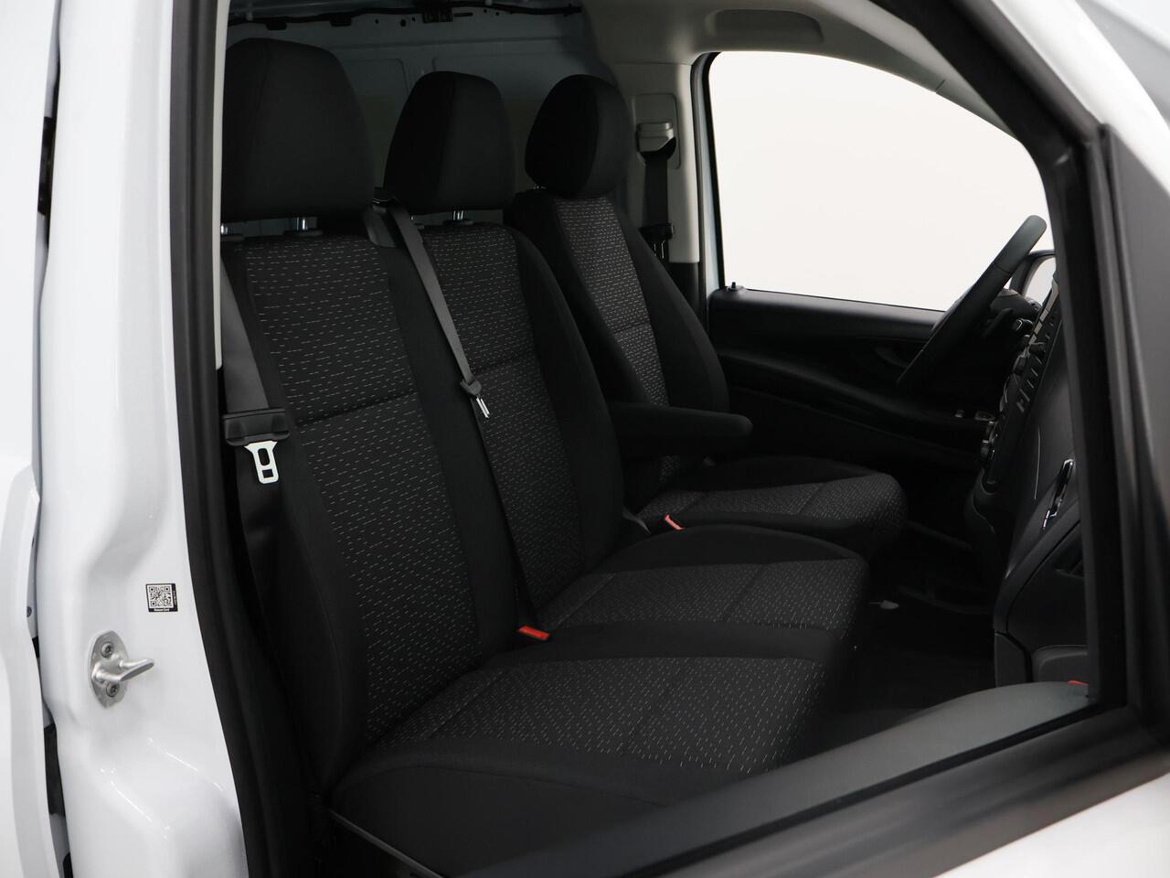 Mercedes-Benz VITO eVito Bestelwagen 66 kWh L2 | Navigatie | Achteruitrijcamera | Stoelverwarming | Cruise Control | Bijrijdersbank | Achterdeuren |