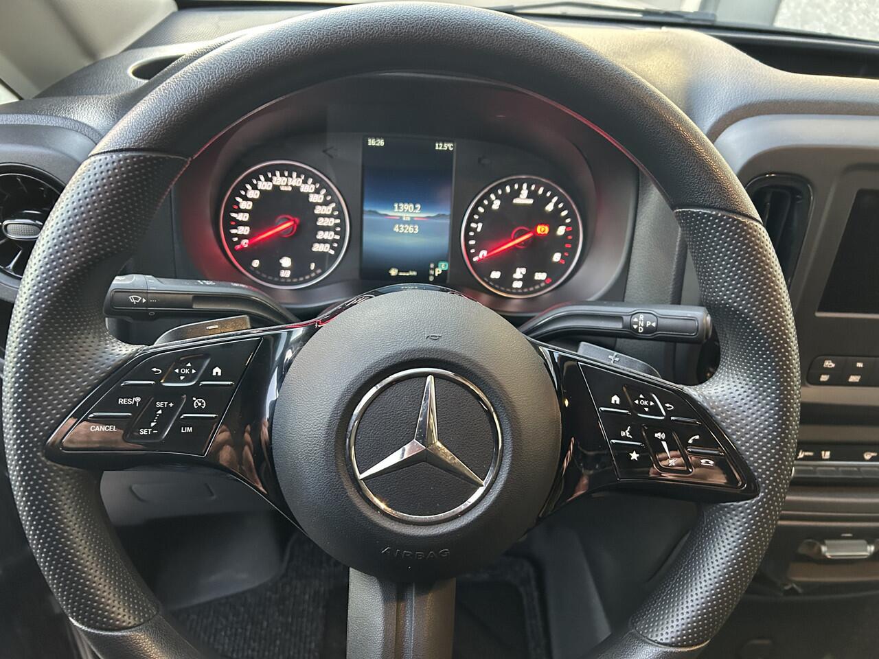 Mercedes-Benz VITO 116 CDI L3 Pro 2500KG Trekhaak / MBUX / Navigatie / Camera / Cruise control / Airco / Achterdeuren