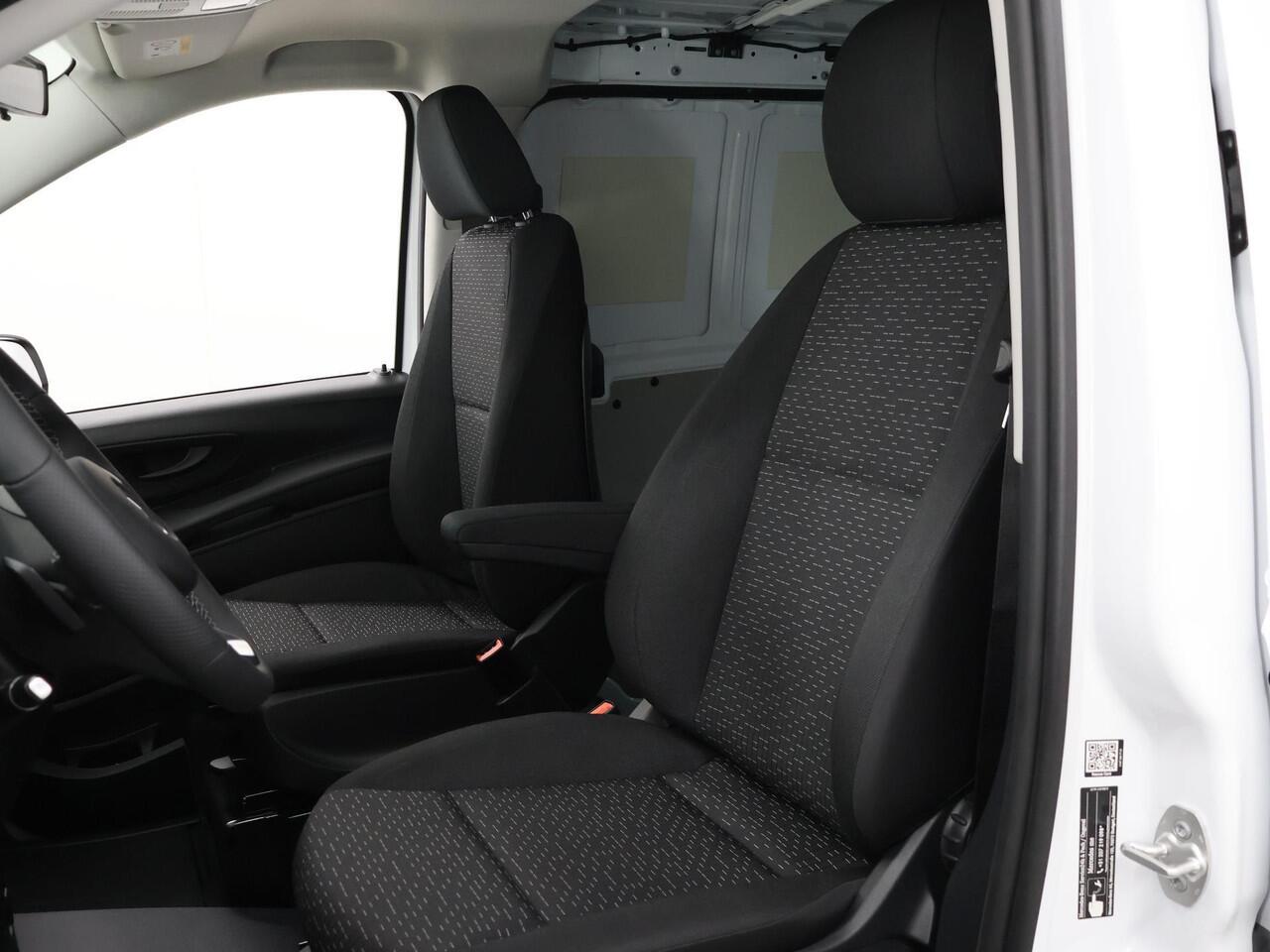 Mercedes-Benz VITO eVito Bestelwagen 66 kWh L2 | Stoelverwarming | Navigatie | Parkeercamera | Cruise Control |