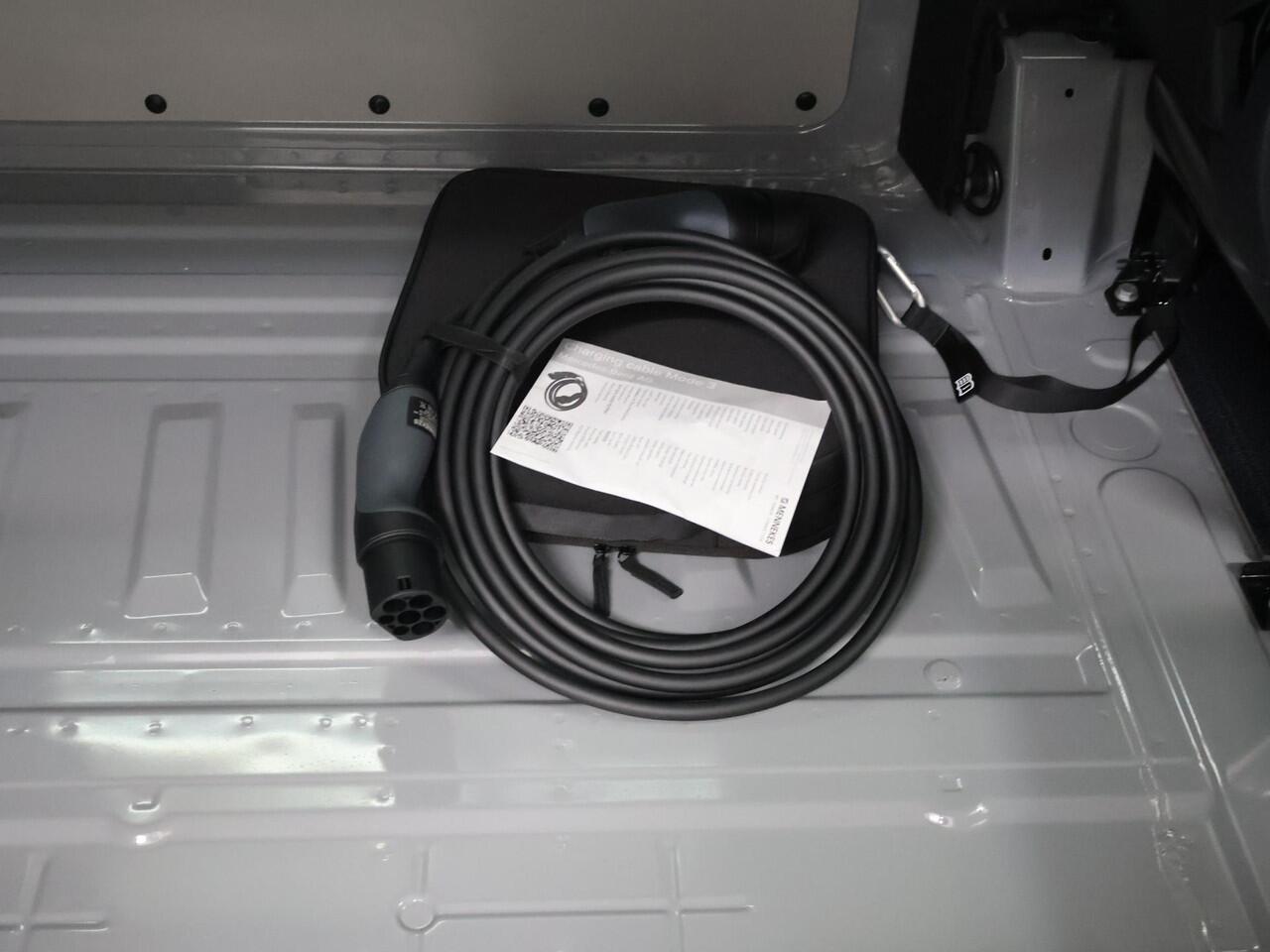 Mercedes-Benz VITO eVito Bestelwagen 112 L2 66kWh | Snelladen | Cruise Control | Stoelverwarming | Achterklep met ruit | Privacy glas | Bumpers in kleur |