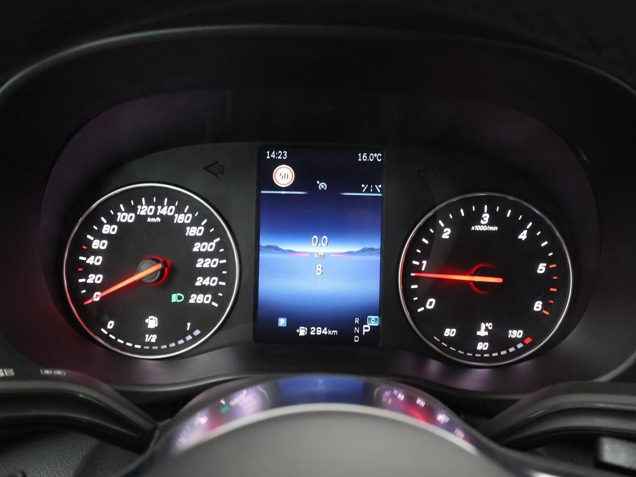 Mercedes-Benz VITO Bestelwagen 114 CDI L2 Pro | Achteruitrijcamera | Trekhaak 2500 kg | Climate Control | Lederen Stuurwiel | Dodehoekassistent |