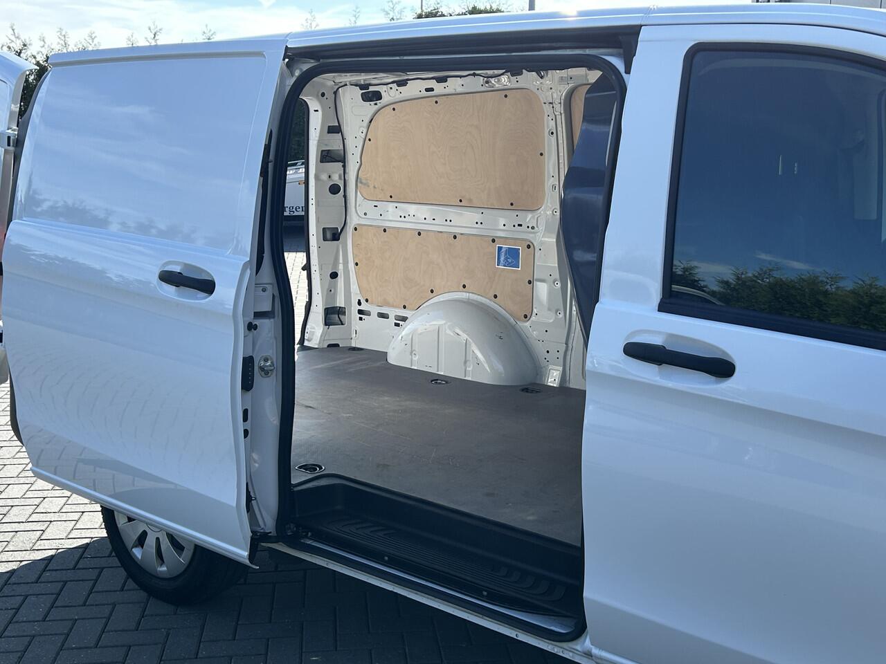 Mercedes-Benz VITO 110 CDI RWD / L2H1 / 1e EIGENAAR / TREKHAAK / 50.667 KM !! / ECC AIRCO / CRUISE / BLUETOOTH