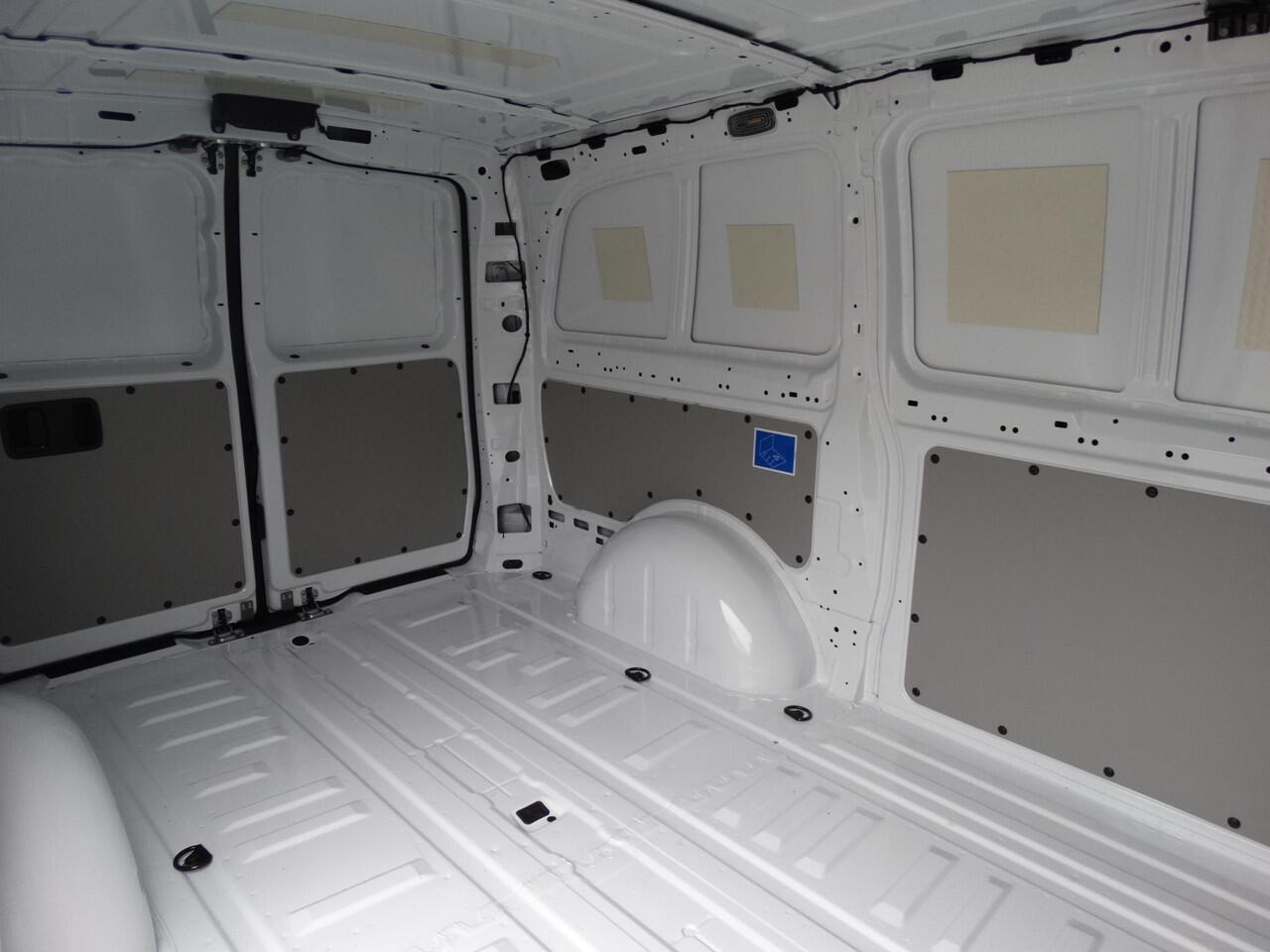 Mercedes-Benz VITO eVito 112 L2 60 kWh Mercedes-Benz eVito eVito 112 L2 66 kWh