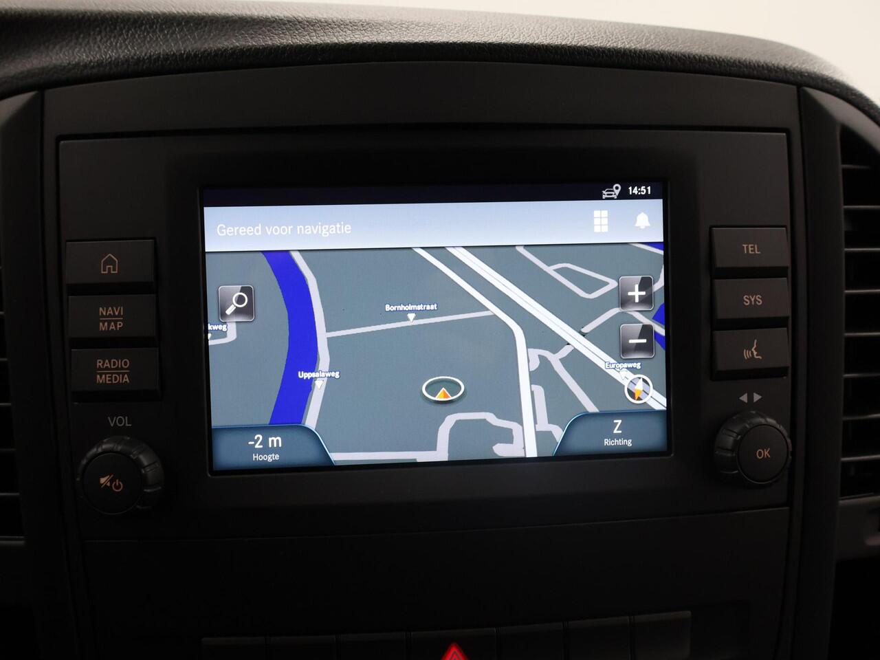 Mercedes-Benz VITO eVito Bestelwagen 66 kWh L2 | Navigatie | Achteruitrijcamera | Stoelverwarming | Cruise Control | Bijrijdersbank | Achterdeuren |