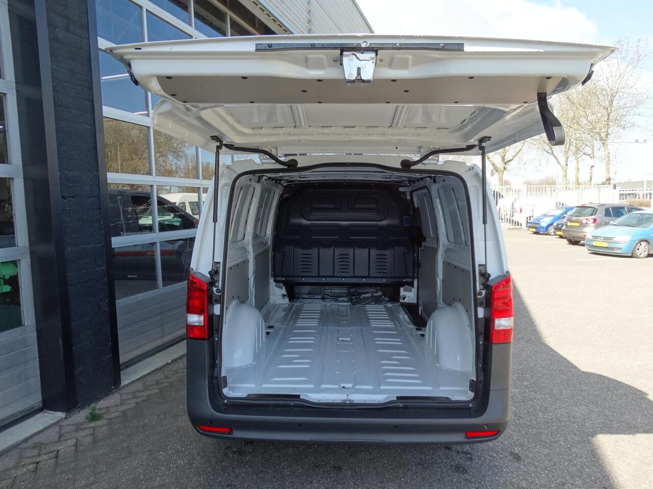 Mercedes-Benz VITO eVito 112 L3 60 kWh Mercedes-Benz eVito eVito 112 L3 66 kWh