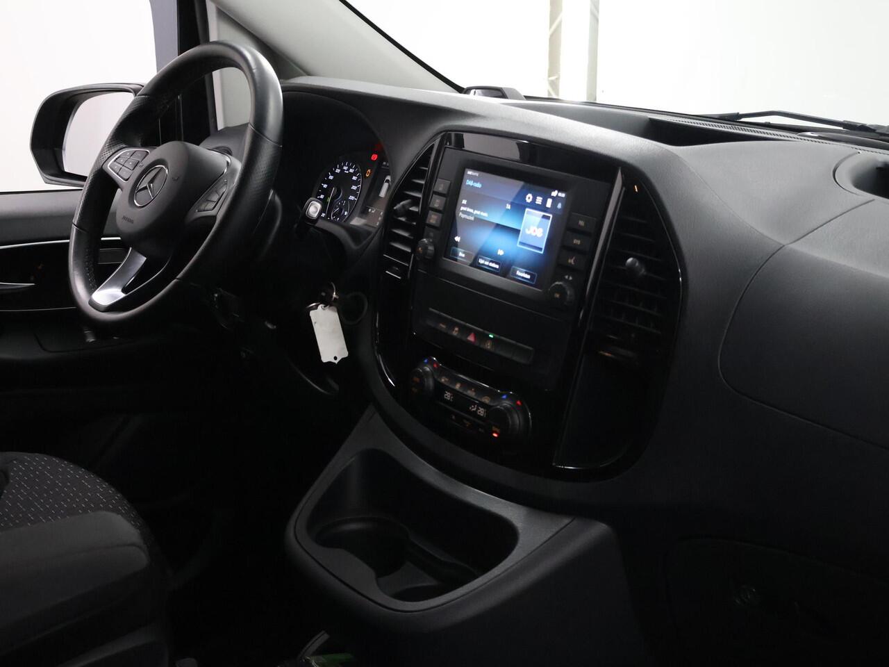 Mercedes-Benz VITO 116 CDI | Aut. | L2 Lang | Parkeercamera | Climate Control | 2-zits met Stoelverwarming | Trekhaak | Sidebars | LM Velgen | LED Koplampen | Stoelverwarming | Cruise Control | Certified