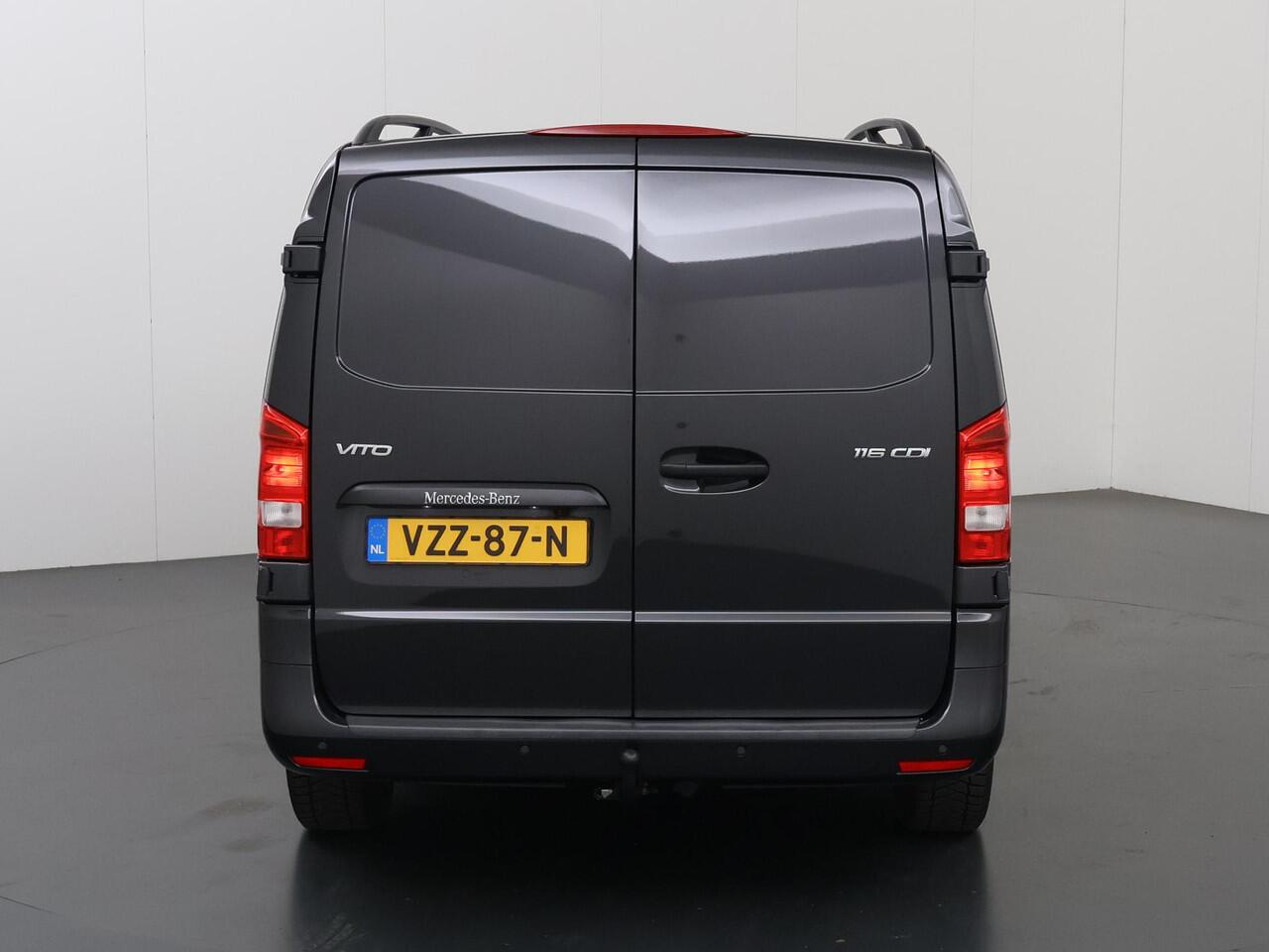 Mercedes-Benz VITO 116 CDI | Aut. | L2 Lang | Parkeercamera | Climate Control | 2-zits met Stoelverwarming | Trekhaak | Sidebars | LM Velgen | LED Koplampen | Stoelverwarming | Cruise Control | Certified