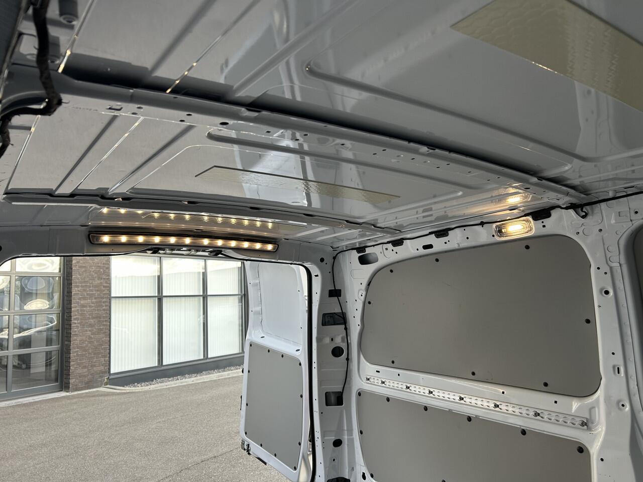 Mercedes-Benz VITO 116 CDI L2 Pro 2500KG Trekhaak / MBUX / Camera / Navigatie / Cruise control / Airco / Achterdeuren