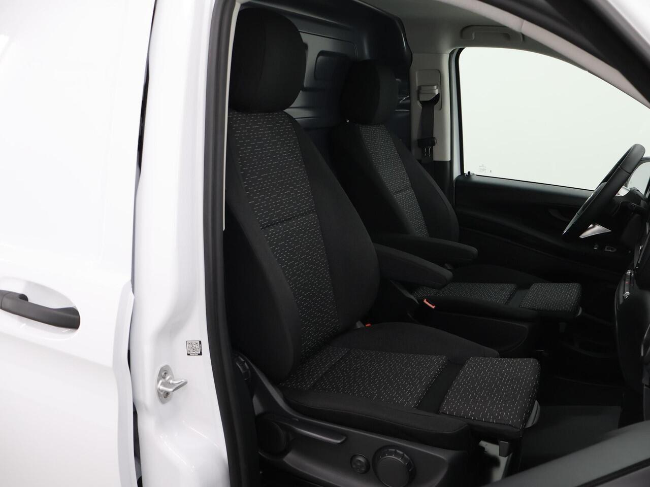 Mercedes-Benz VITO Bestelwagen 114 CDI L2 Pro | Achteruitrijcamera | Trekhaak 2500 kg | Climate Control | Lederen Stuurwiel | Dodehoekassistent |