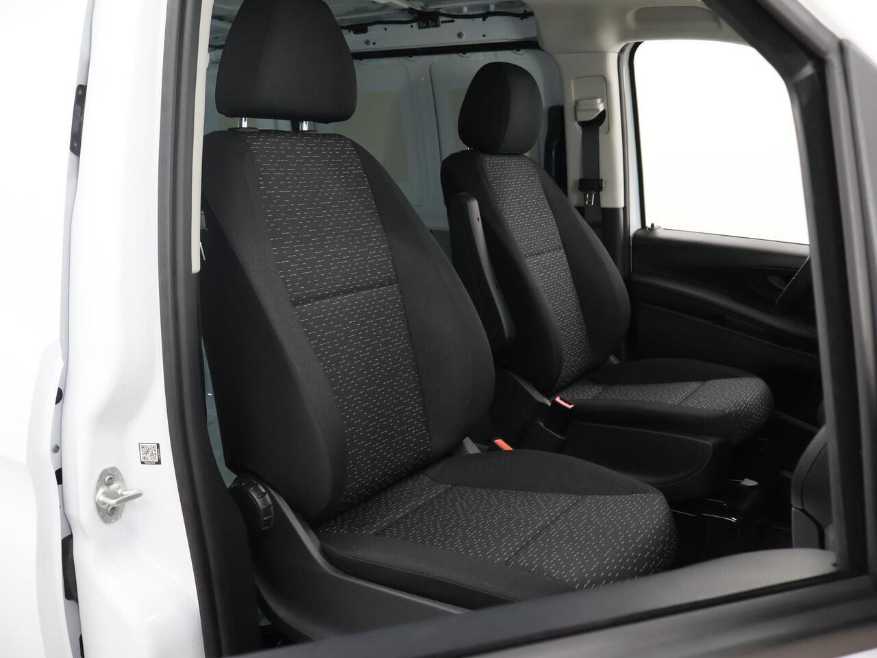 Mercedes-Benz VITO eVito Bestelwagen 66 kWh L2 | Stoelverwarming | Navigatie | Airco | Cruise Control | Schuifdeur links en Rechts |