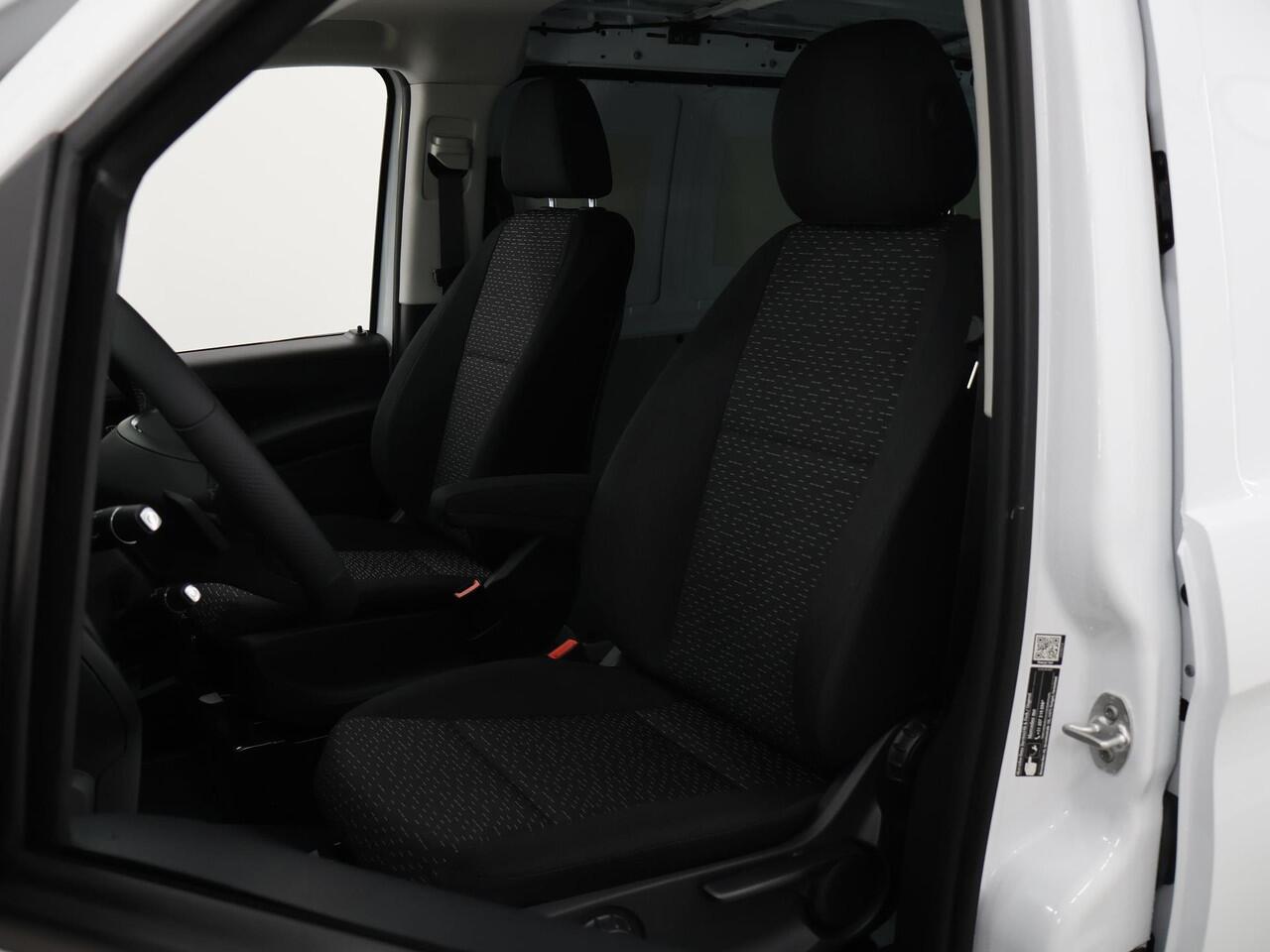 Mercedes-Benz VITO eVito Bestelwagen 66 kWh L2 | Navigatie | Achteruitrijcamera| Stoelverwarming | Lederen stuurwiel | Achterdeuren |