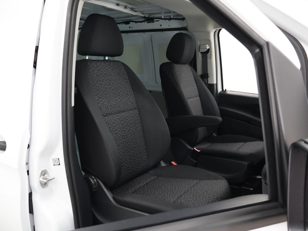 Mercedes-Benz VITO eVito Bestelwagen 66 kWh L2 | Navigatie | Achteruitrijcamera| Stoelverwarming | Lederen stuurwiel | Achterdeuren |