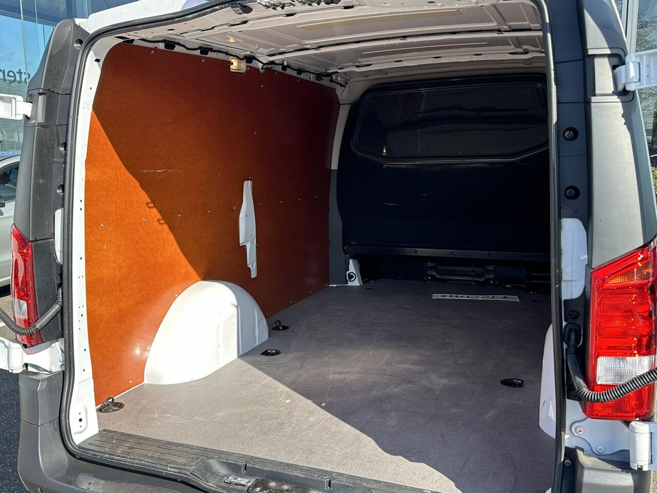 Mercedes-Benz VITO 110 CDI Lang l Zitcomfort pakket | MBUX l Apple Carplay en Android auto l Tweezitsbank voor | Trekhaak | BlueEFFICIENCY pakket | l NL auto l BPM vrij I Parkeerpakket | Regensensor l Dakrails l Sidebars l