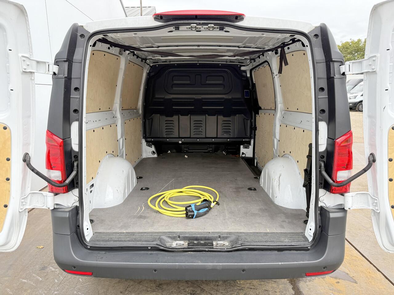 Mercedes-Benz VITO eVito 112 66 kWh Elektrisch 66kWh 280km WLTP Snelladen Climate Control Cruise Control Camera Parkeersensoren voor achter Stoelverwarming