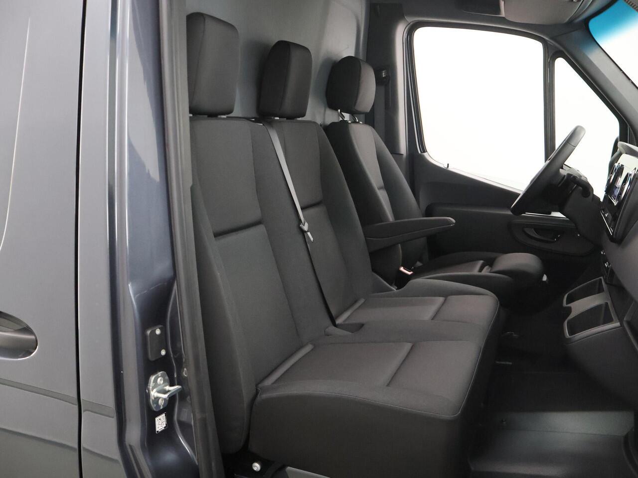 Mercedes-Benz eSprinter 414 GB L2 H2 PRO | 81 kWh | 4250 GVW | 2000 KG Trekhaak | Cruise-Controle | MBUX | Achteruitrijcamera | DC laden 115 kW | Smartphone integratie pakket |