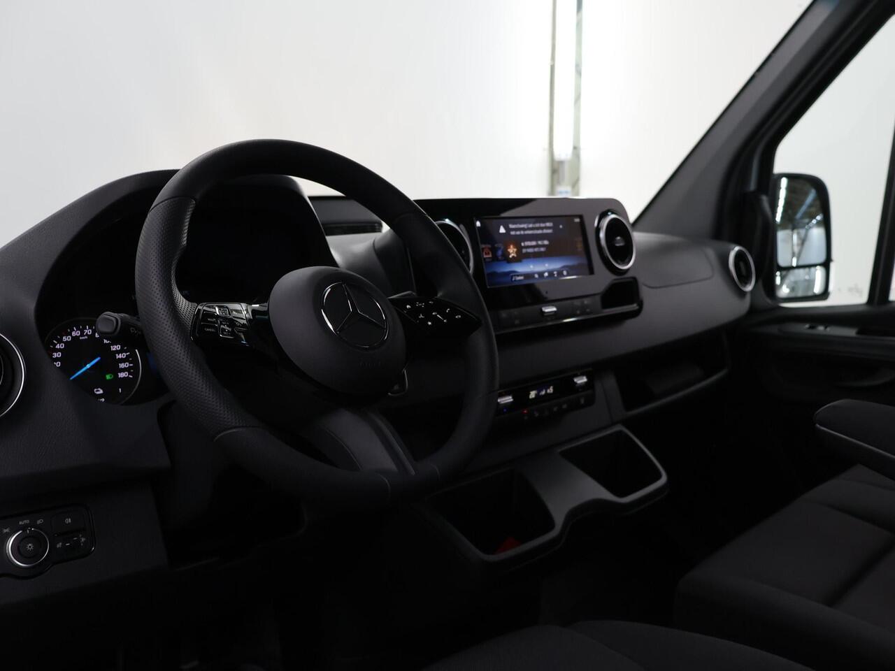 Mercedes-Benz eSprinter 314 L2 H2 Pro 81kWh | Trekhaak | Stoelverwarming | 3-zits | Climate Control | Achteruitrijcamera | Airco | Cruise Control |