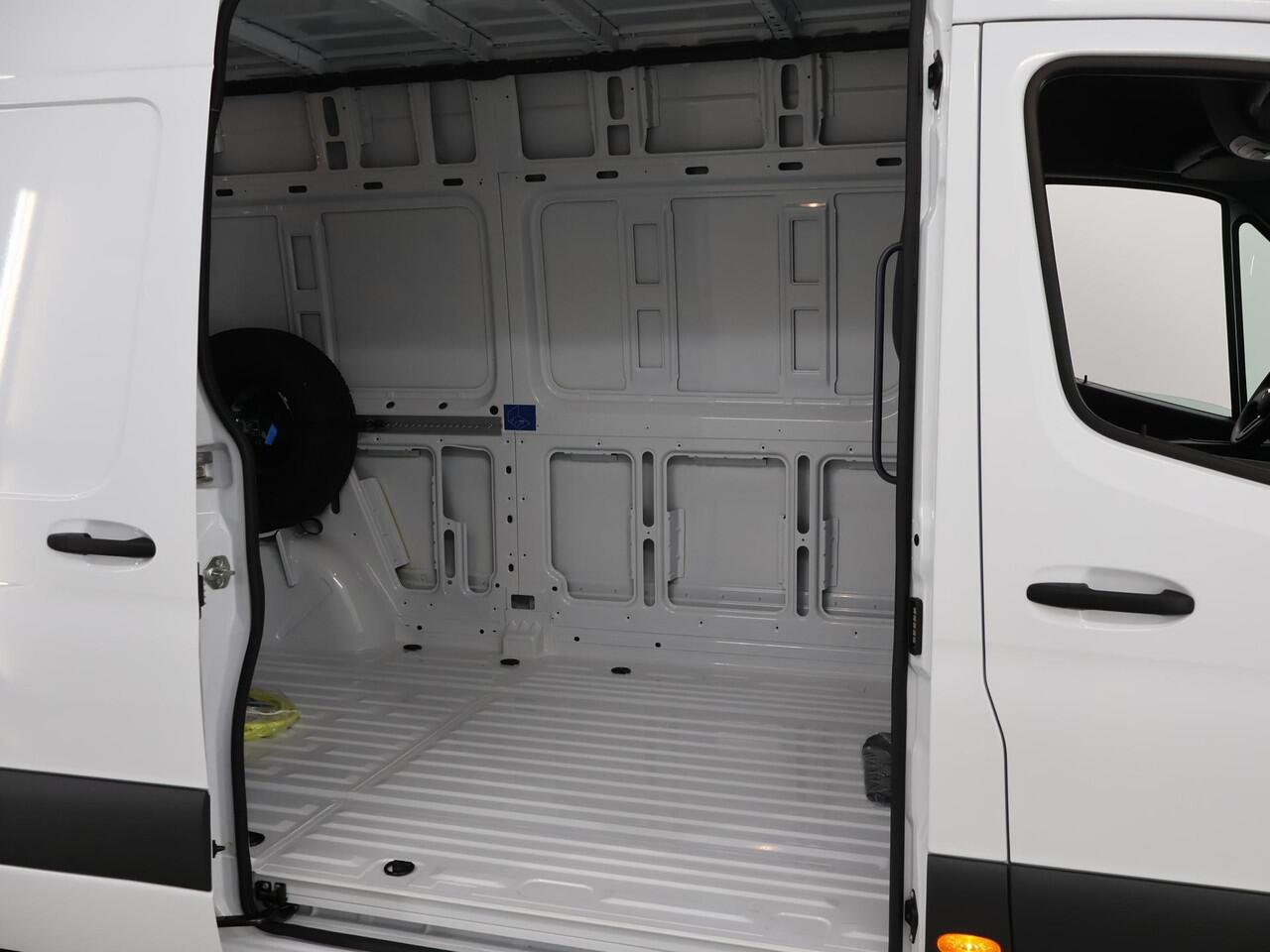 Mercedes-Benz eSprinter 414 L2 H2 RWD PRO 81kWh | Trekhaak | Smartphone integratie pakket | 115 kW Snelladen | Achteruitrijcamera | Standkachel | Stoelverwarming |