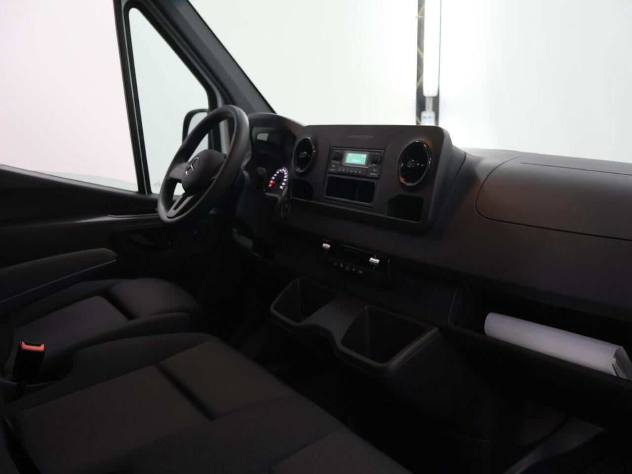 Mercedes-Benz eSprinter 414 L2 H2 RWD PRO 81kWh | Trekhaak | Smartphone integratie pakket | 115 kW Snelladen | Achteruitrijcamera | Standkachel | Stoelverwarming |