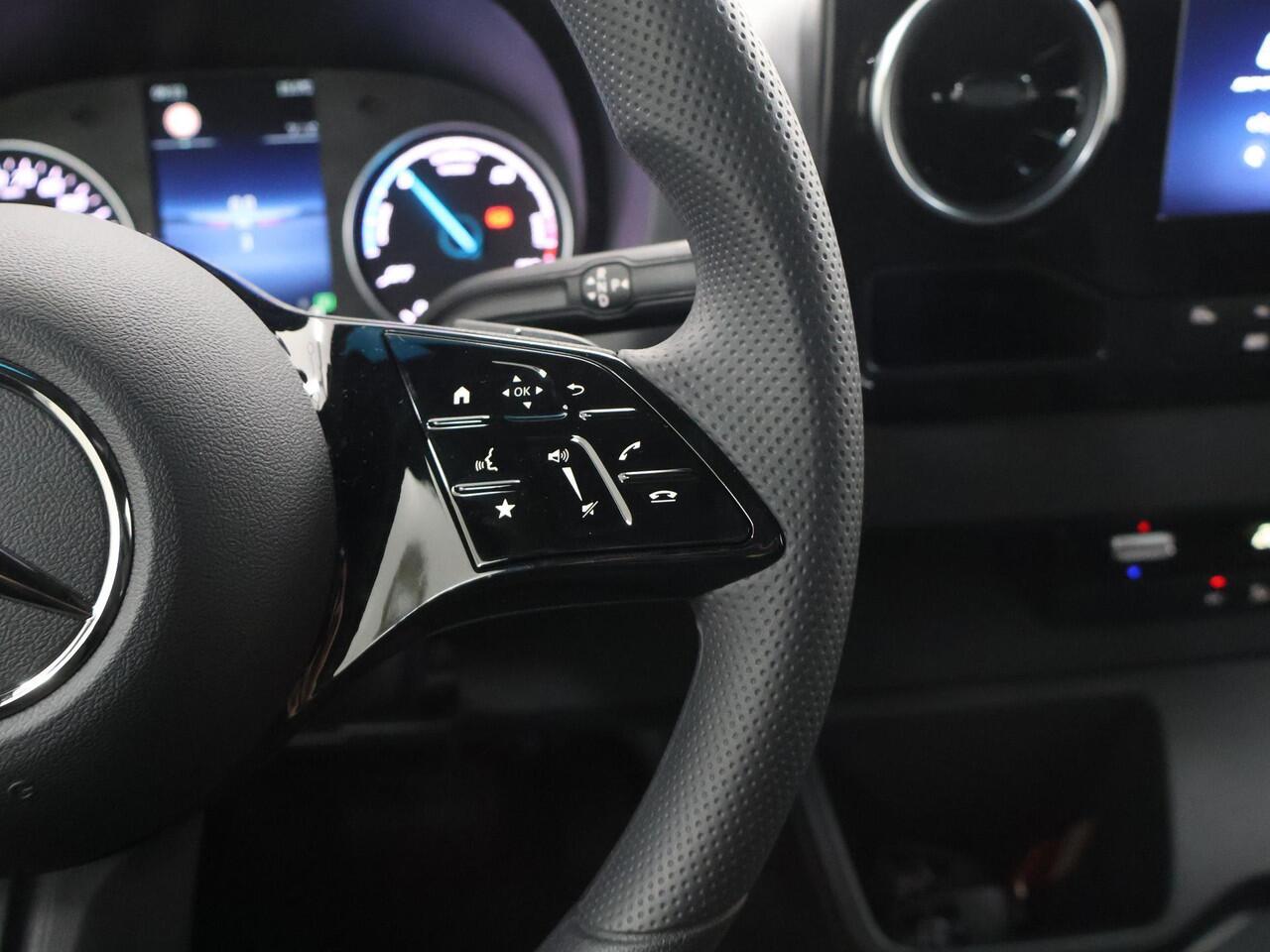 Mercedes-Benz eSprinter 414 GB L2 H2 PRO | 81 kWh | 4250 GVW | Smartphone integratie pakket | 2000 KG Trekhaak | Cruise-Controle | MBUX | Achteruitrijcamera | DC laden 115 kW |