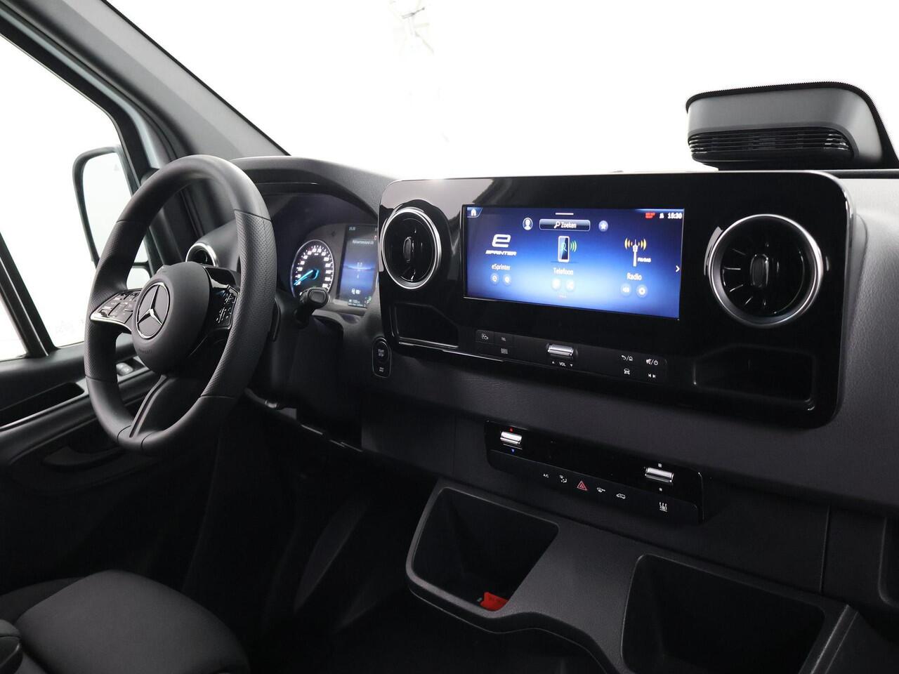 Mercedes-Benz eSprinter 314 L2 H2 PRO | 81 kWh | 100% elektrisch | 2000kg Trekhaak | 115Kw/u DC Snelladen | Smartphone integratie pakket | Carplay | Camera | Comfort bestuurdersstoel |