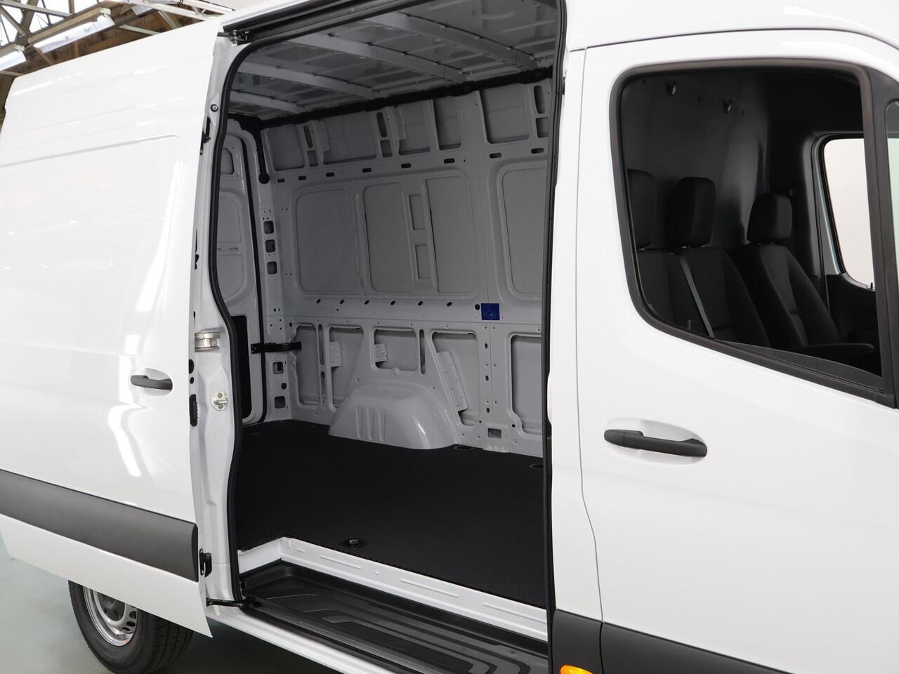 Mercedes-Benz eSprinter 314 L2 H2 PRO | 56 kWh | 100% elektrisch | 2000kg Trekhaak | 115Kw/u DC Snelladen | Smartphone integratie pakket | Carplay | Camera |