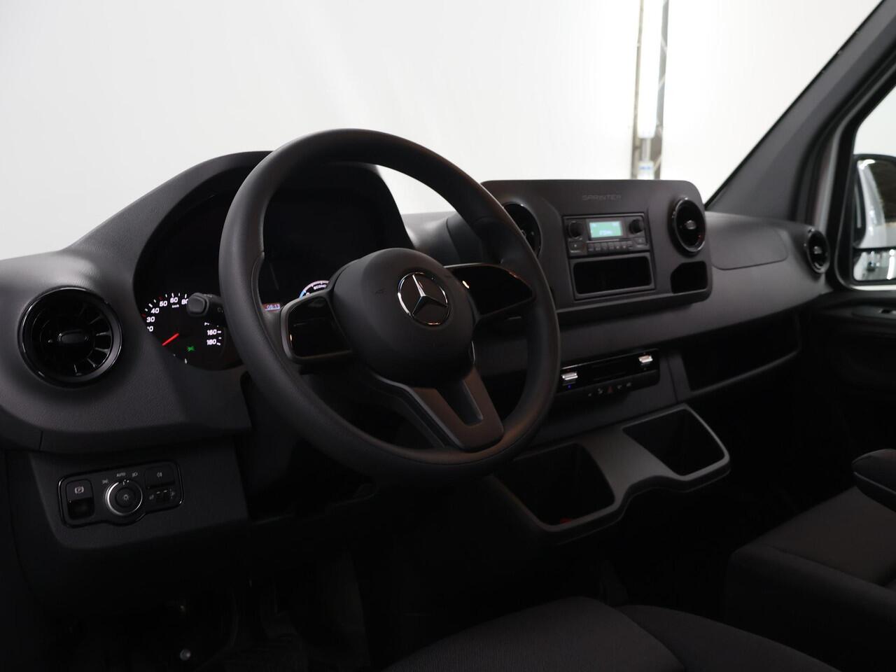 Mercedes-Benz eSprinter 414 L2 H2 RWD PRO 81kWh | Trekhaak | Smartphone integratie pakket | 115 kW Snelladen | Achteruitrijcamera | Standkachel | Stoelverwarming |