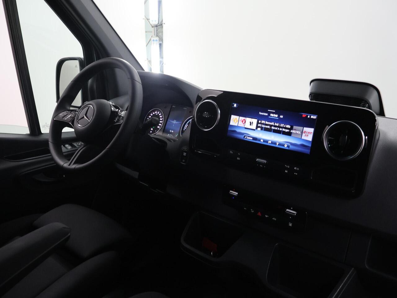 Mercedes-Benz eSprinter 414 GB L2 H2 PRO | 81 kWh | 4250 GVW | 2000 KG Trekhaak | Cruise-Controle | MBUX | Achteruitrijcamera | DC laden 115 kW | Smartphone integratie pakket |