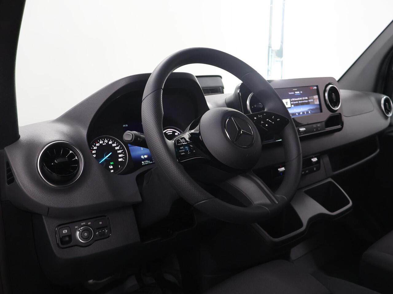 Mercedes-Benz eSprinter 414 GB L2 H2 PRO | 81 kWh | 4250 GVW | Smartphone integratie pakket | 2000 KG Trekhaak | Cruise-Controle | MBUX | Achteruitrijcamera | DC laden 115 kW |