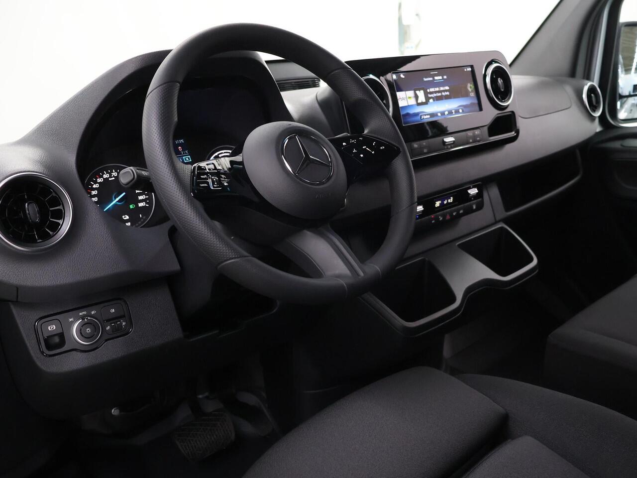 Mercedes-Benz eSprinter 314 L2 H2 PRO | 81 kWh | 100% elektrisch | 2000kg Trekhaak | 115Kw/u DC Snelladen | Smartphone integratie pakket | Carplay | Camera | Comfort bestuurdersstoel |