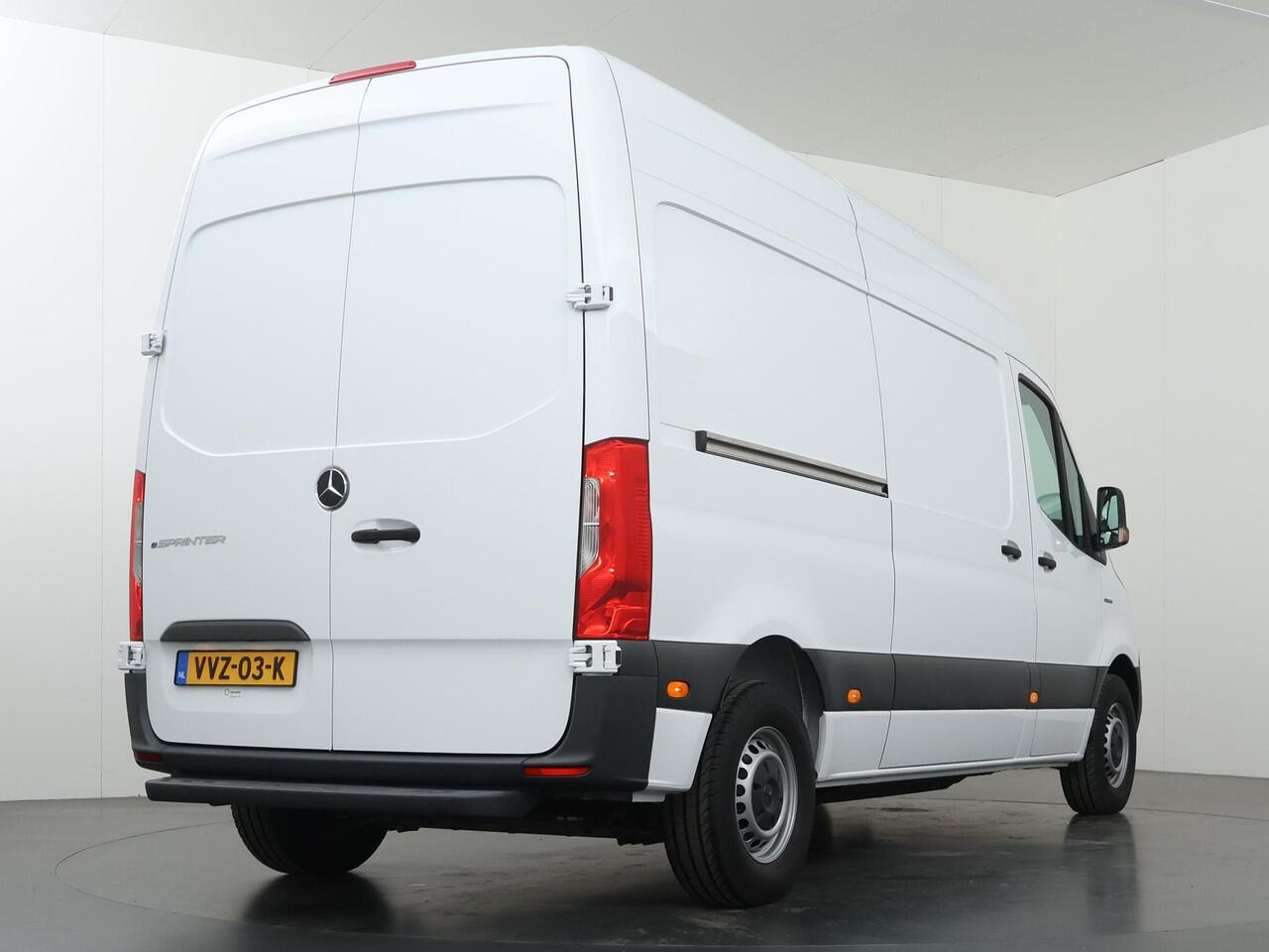 Mercedes-Benz eSprinter L2 H2 | 55 kWh | ACHTERUITRIJCAMERA | STOELVERWARMING | AIRCO | DAB+ RADIO | COMPLETE LAADRUIMTE BETIMMERING | OPSTAP TOT LAADRUIMTE | STOEL - STOEL COMFORT
