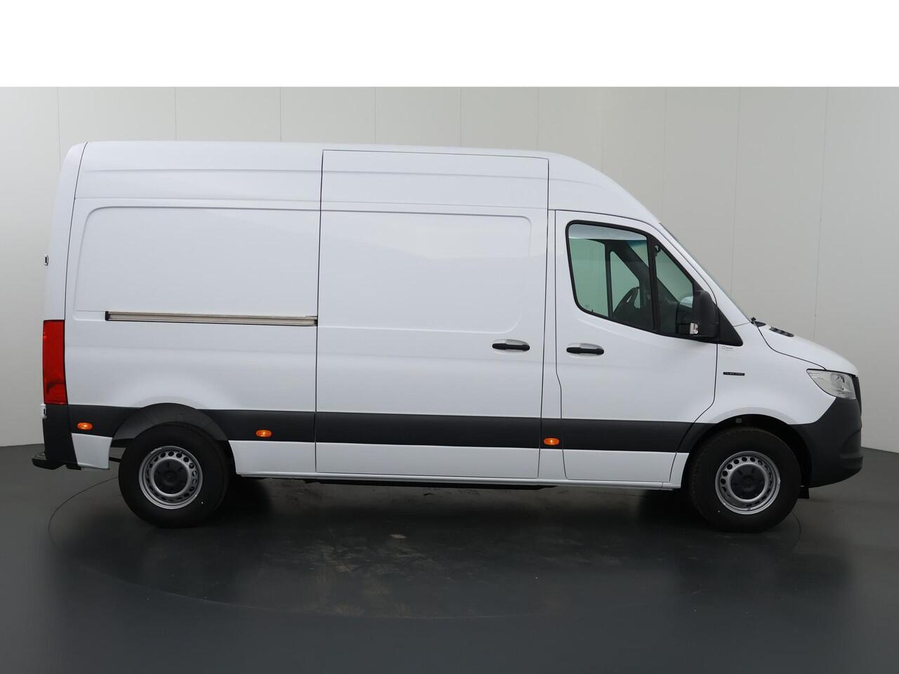 Mercedes-Benz eSprinter 414 L2 H2 RWD PRO 81kWh | Trekhaak | Smartphone integratie pakket | 115 kW Snelladen | Achteruitrijcamera | Standkachel | Stoelverwarming |
