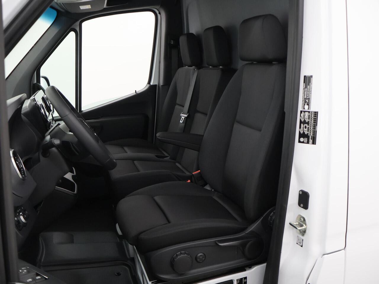 Mercedes-Benz eSprinter 314 L2 H2 PRO | 81 kWh | 100% elektrisch | 2000kg Trekhaak | 115Kw/u DC Snelladen | Smartphone integratie pakket | Carplay | Camera | Comfort bestuurdersstoel |