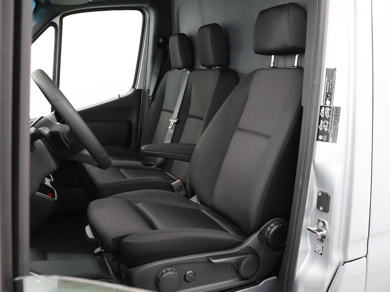 Mercedes-Benz eSprinter 314 L2 H2 PRO | 81 kWh | 100% elektrisch | 2000kg Trekhaak | 115Kw/u DC Snelladen | Smartphone integratie pakket | Carplay | Camera | Comfort bestuurdersstoel |