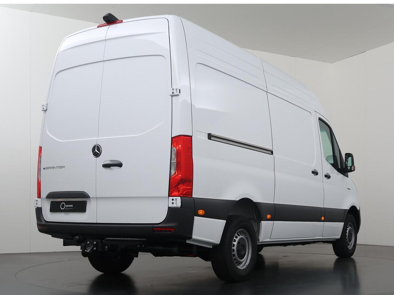 Mercedes-Benz eSprinter 314 L2 H2 PRO | 56 kWh | Comfort bestuurdersstoel | 100% elektrisch | 2000kg Trekhaak | 115Kw/u DC Snelladen | Smartphone integratie pakket | Carplay | Camera |