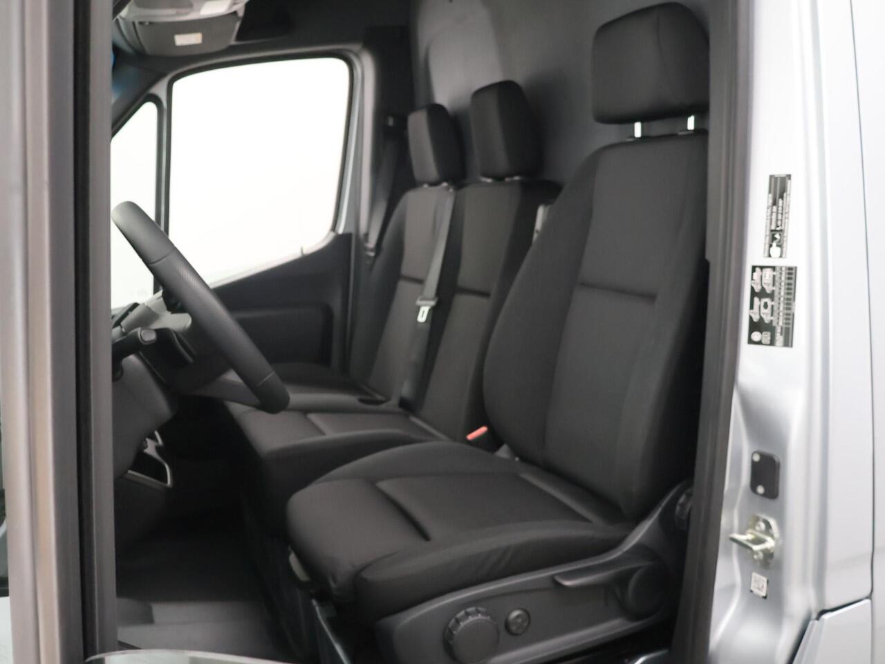 Mercedes-Benz eSprinter 314 GB L2 RWD PRO 100% elektrisch | 2000kg Trekhaak | 115Kw/u DC Snelladen | Smartphone integratie pakket | Carplay | Camera | Comfort bestuurdersstoel |