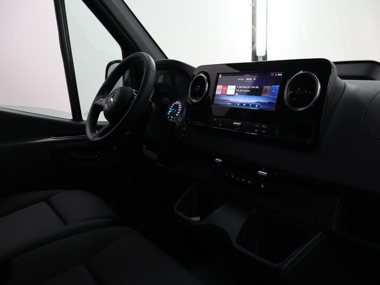 Mercedes-Benz eSprinter 414 GB L2 H2 PRO | 81 kWh | 4250 GVW | Trekhaak | Stoelverwarming | 3-zits | Climate Control | Achteruitrijcamera | Airco | Cruise Control |