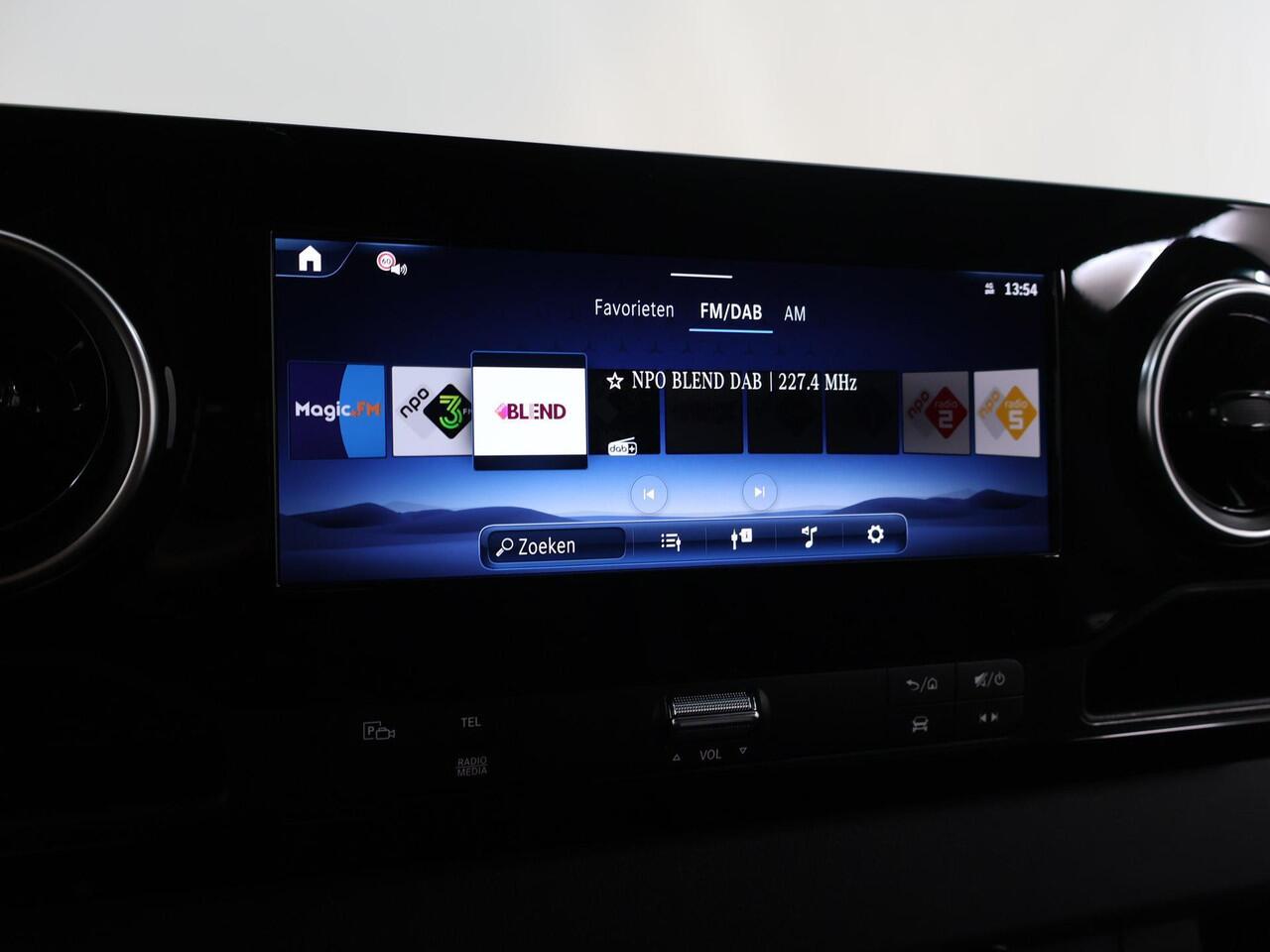 Mercedes-Benz eSprinter 314 L2 H2 Pro 81kWh | Trekhaak | Stoelverwarming | 3-zits | Climate Control | Achteruitrijcamera | Airco | Cruise Control |