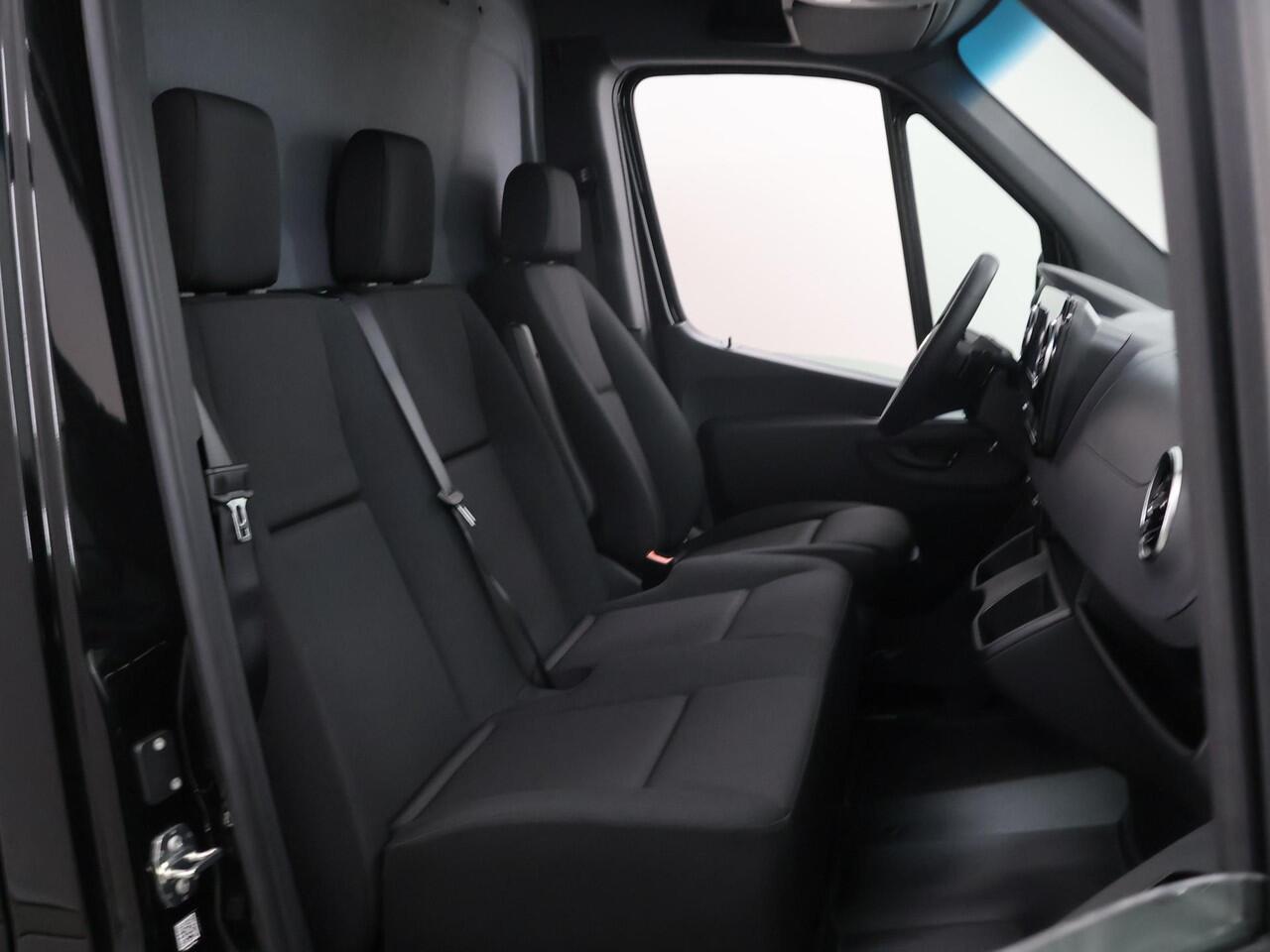 Mercedes-Benz eSprinter 314 L2 H2 PRO | 81 kWh | 100% elektrisch | 2000kg Trekhaak | 115Kw/u DC Snelladen | Smartphone integratie pakket | Carplay | Camera | Comfort bestuurdersstoel |