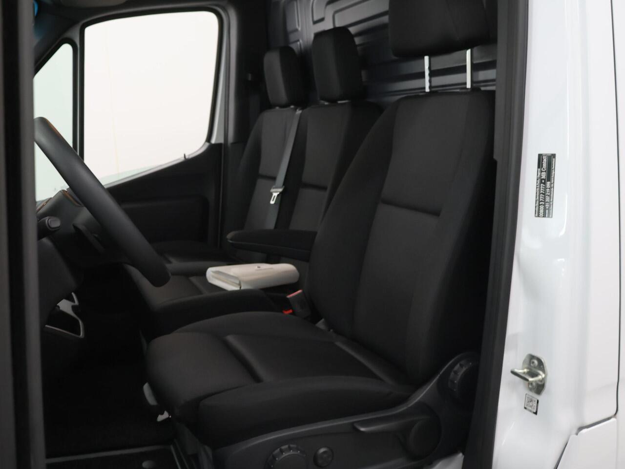 Mercedes-Benz eSprinter 414 L2 H2 RWD PRO 81kWh | Trekhaak | Smartphone integratie pakket | 115 kW Snelladen | Achteruitrijcamera | Standkachel | Stoelverwarming |