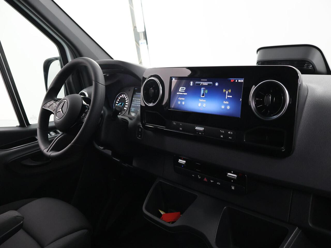 Mercedes-Benz eSprinter 314 L2 H2 PRO | 56 kWh | 100% elektrisch | 2000kg Trekhaak | 115Kw/u DC Snelladen | Smartphone integratie pakket | Carplay | Camera |