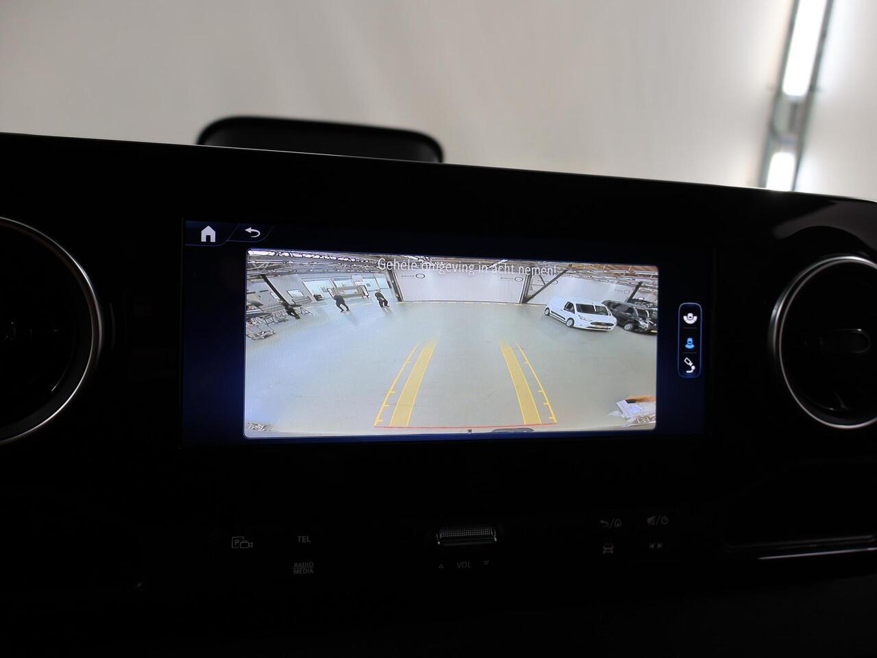 Mercedes-Benz eSprinter 414 GB L2 H2 PRO | 81 kWh | 4250 GVW | 2000 KG Trekhaak | Cruise-Controle | MBUX | Achteruitrijcamera | DC laden 115 kW | Smartphone integratie pakket |